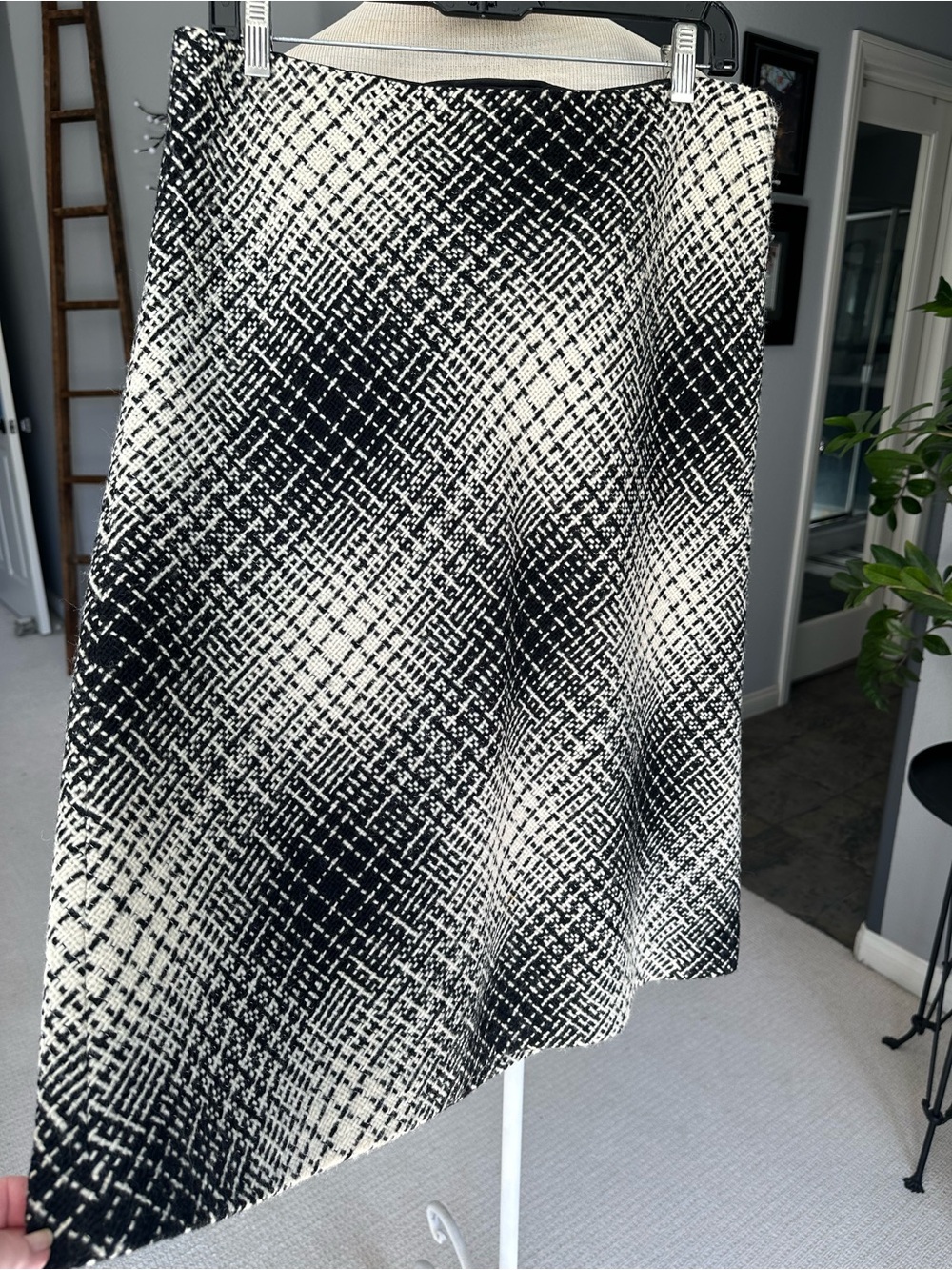 Elie Tahari black and cream crosshatch A-Line skirt, size 12